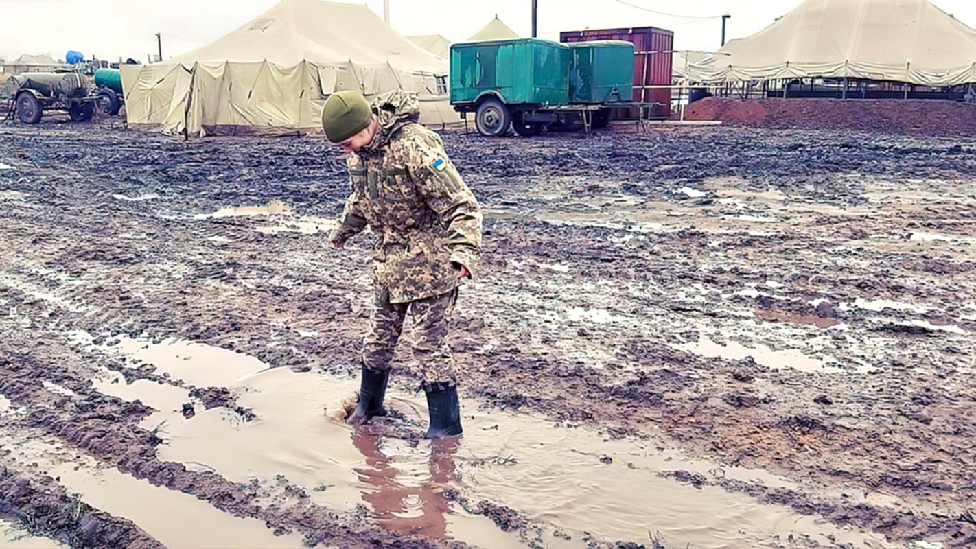 Больше всего военным на полигоне досаждала грязь.