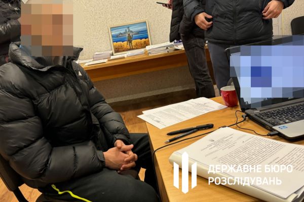 В Одесі поліцейський відправляв чоловіків закордон