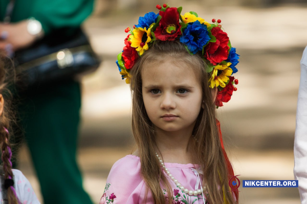 Дівчинка у віночку свято української вишиванки