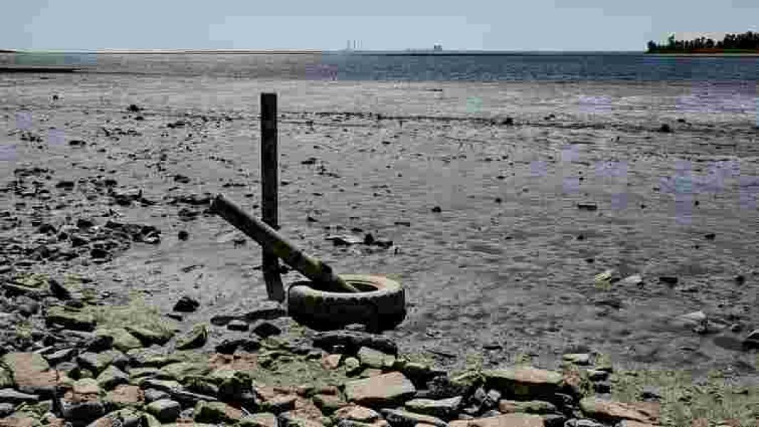 Каховська дамба