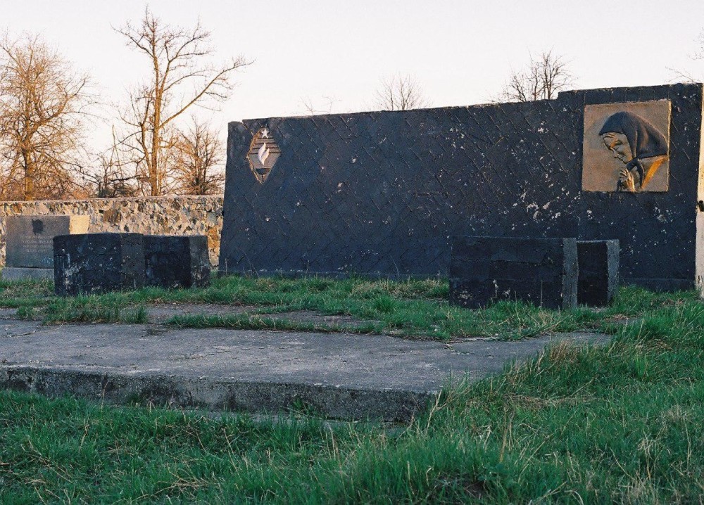 Так мемориальная стена выглядела до разрушения.