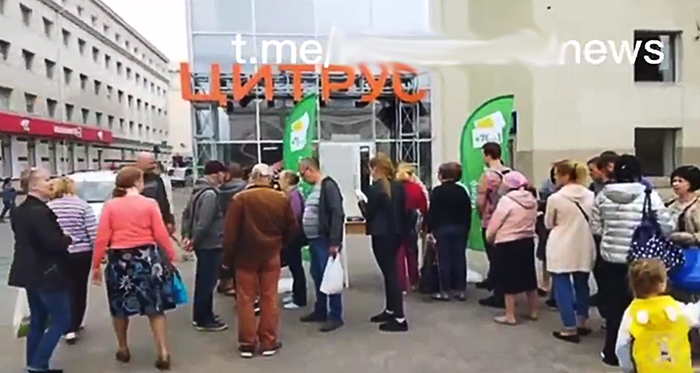 Карты сомнительного оператора продают в центре Херсона.