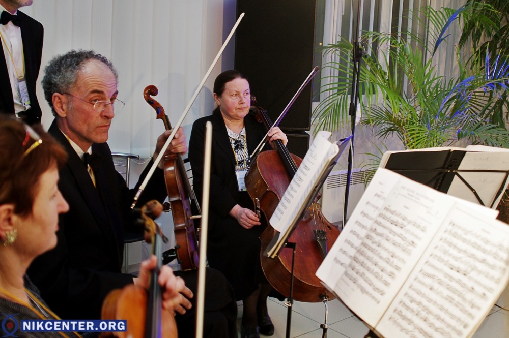 Троллейбусы запускают пассажиров только через переднюю дверь, чтоб было проще расчитать свободные места. На остановках конфликтов не замечено, всё проходит спокойно и по очереди. Но всё может измениться, когда закончатся долгоиграющие выходные и большое количество горожан поедут утром на работу.