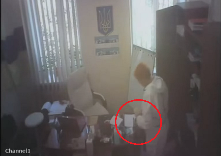 Главврач Федорова положила конверт в сумку