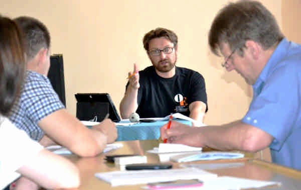 Сергей Павлюк с актерами Луганского областного академического украинского музыкально-драматического театра. Июнь 2014 г. Фото В. Гусакова.