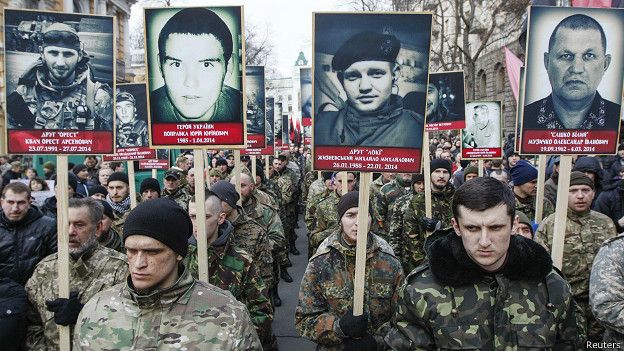 На марше добровольческих батальонов в Киеве в начале июля активисты несли таблички с портретами погибших в зоне АТО 
