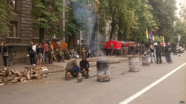  В Киеве активисты "Правого сектора" пикетируют АП с требованием наказать виновных в стрельбе в Мукачеве 