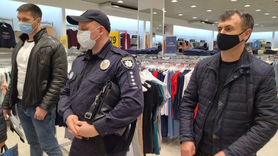 Полиция проверяет соблюдение карантина в одном из торгово-развлекательных центров Николаева