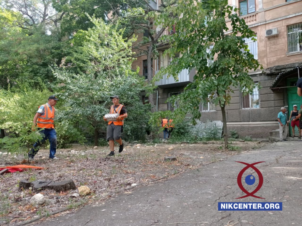 Працівники комунальних служб ліквідують наслідки ракетного удару.