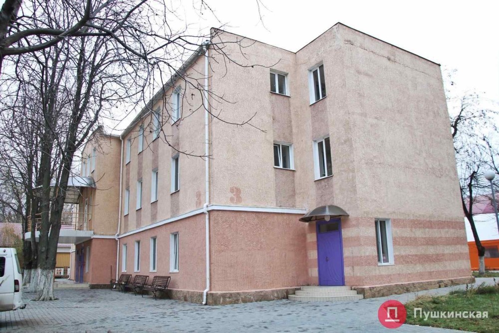 На фото один из каменных корпусов "Виктории"