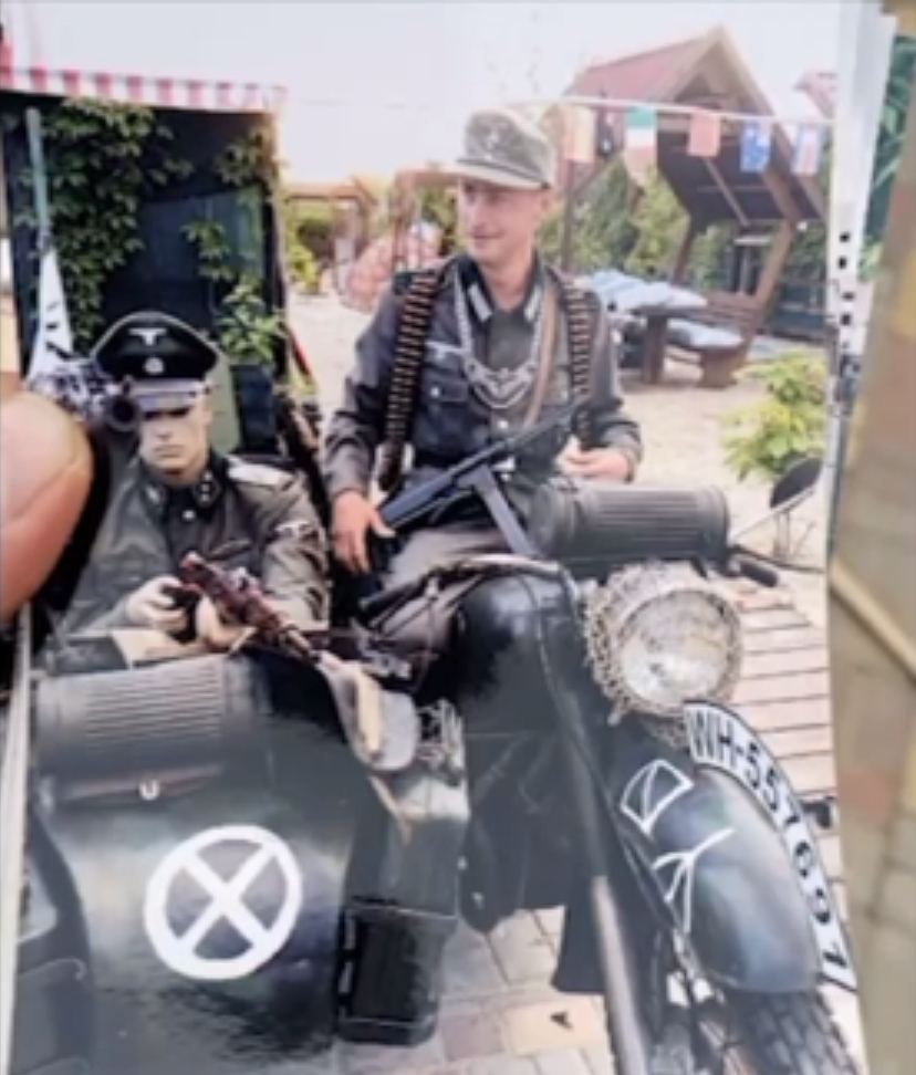 На цьому фото, яке демонструють фейкові "поліцейські", які викрили фейкових "фашистів", номер на мотоциклі - той самий, що й на фото відпочивальників.