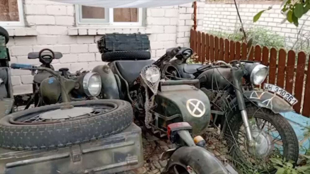 Скріншот з відео херсонських окупаційних "поліцейських": той самий мотоцикл тільки з іншим номером. 