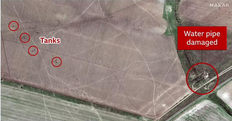 Недалеко від підірваного вибухівкою водопроводу видно чотири російські танки
