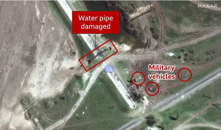Біля пошкодженого водопроводу стоїть російська військова техніка