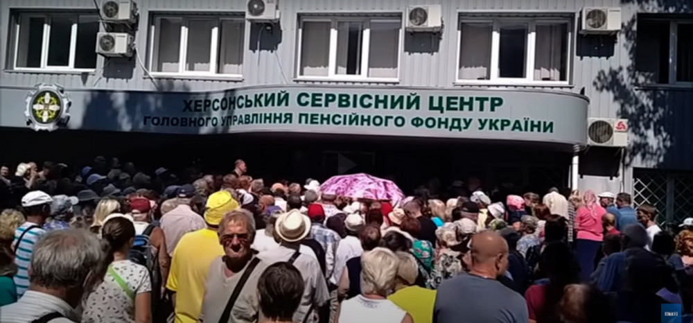 Драки - обычное явление в этой очереди желающих получать пенсию от оккупантов.