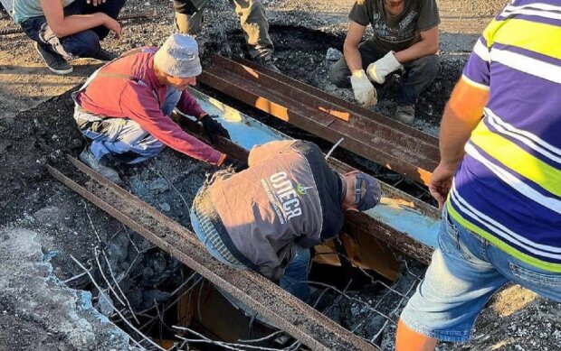 Так окупанти "відновлюють" пошкоджений міст на Каховській ГЕС