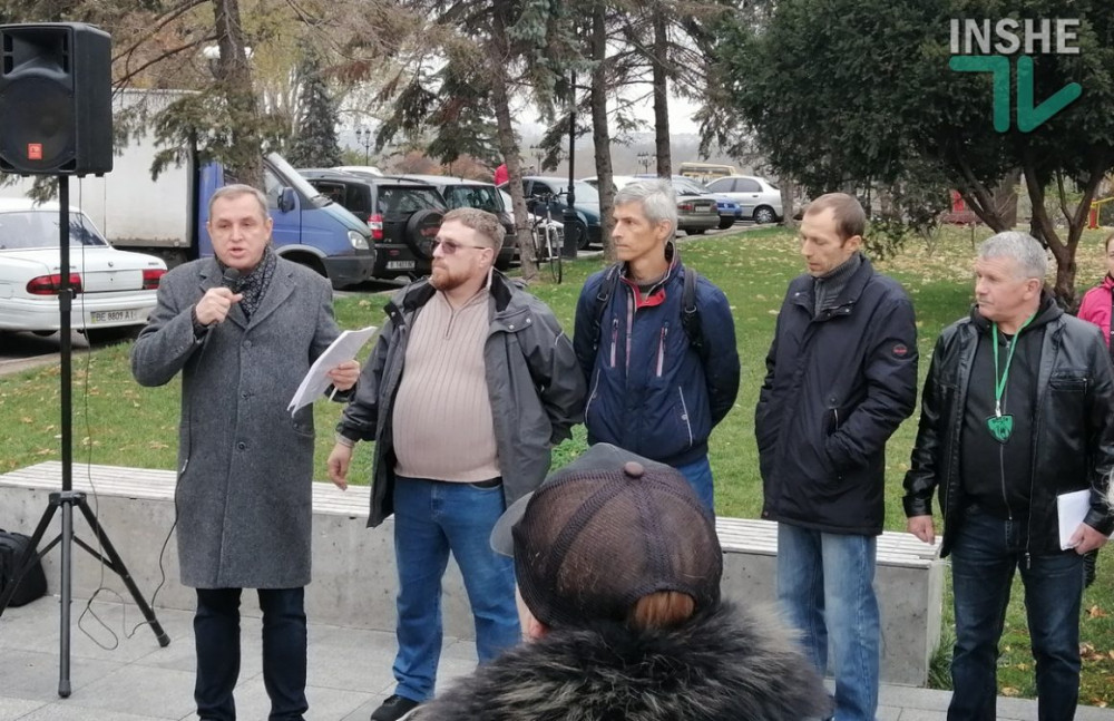 Альберт Панченко на митинге антивакцинаторов (слева)