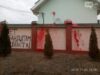 В Одессе активисты облили «кровью» забор дома, где чиновник АМПУ устроил охоту на своего знакомого