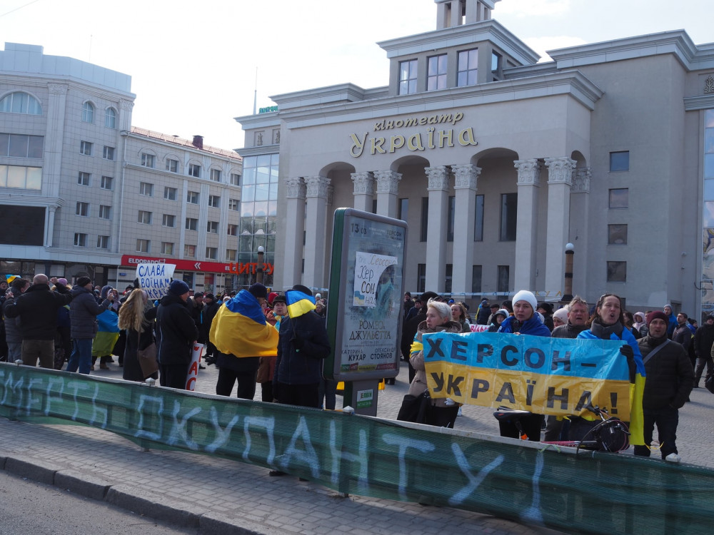 Центр Херсона. Митинг против оккупации