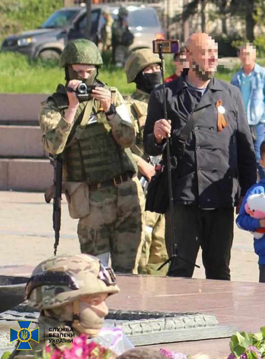 Коллаборант не гнушается носить опознавательный знак оккупанта - так называемую "георгиевскую ленту".