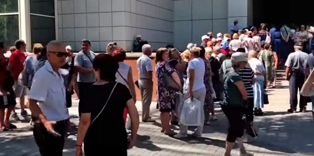 Херсонцы рассказывают, что желающие стать клиентами "Промсвязьбанка" вынуждены выстоять две огромные очереди. 