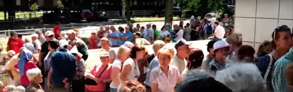 Люди говорят, что менеджеры оккупационного банка работают очень неторопливо, потому потенциальные клиенты проводят не один час под палящим херсонским солнцем.