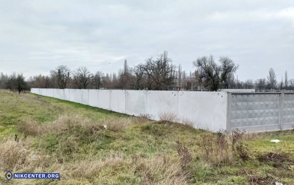 Школа №44 уже ограждена со всех сторон - забор достроили в 2020 году