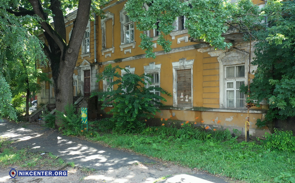 Закинута історична будівля належить Інні Пелипас, а також Оксані Никоновій та Анатолію Лахтіонову