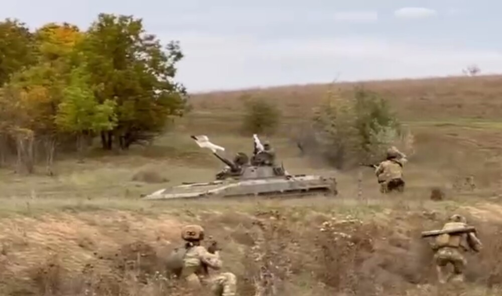 Окупанти під'їжджають на БМП з білим прапором