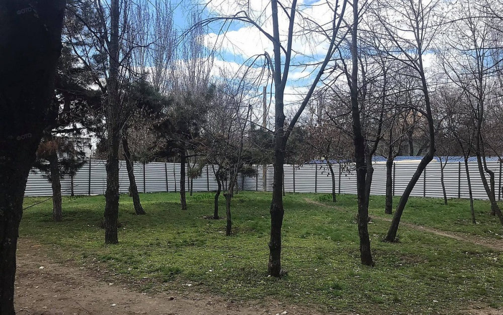 На территории зеленой зоны напротив междугороднего сквера планируют построить торговый центр