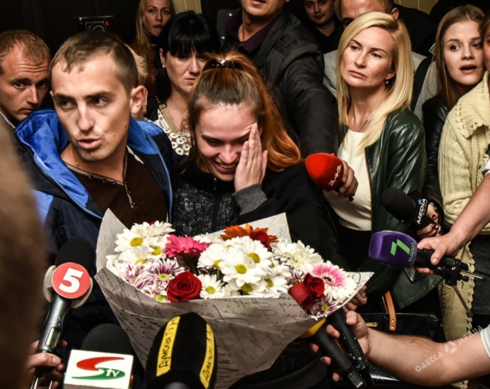 Воспитательницу одесского детского лагеря «Виктория» Наталью Янчик (в центре) в Апелляционном суде Одессы освободили из-под стражи на поруки народного депутата Мустафы Найема. Защита обжаловала решение Киевского райсуда о содержании Янчик под стражей в течение 60 суток