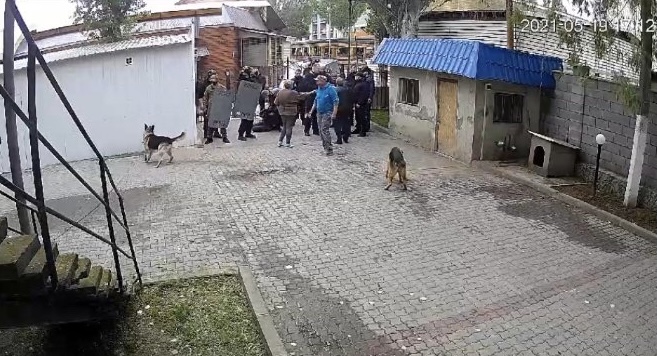 Фото с камер наблюдения, расположенных на базе отдыха «Волна» в Коблево. 