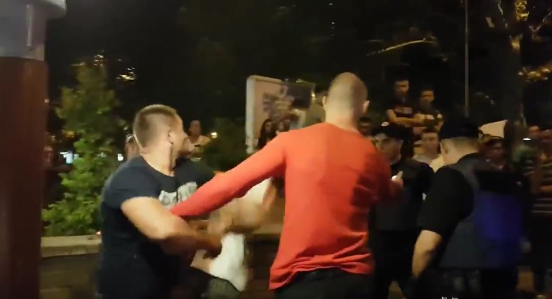 Избивают прохожего