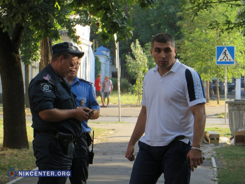 Справа - Алексей Разумовский