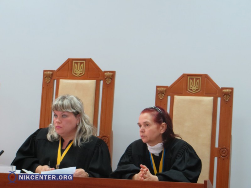 Справа - Любовь Прокопчук