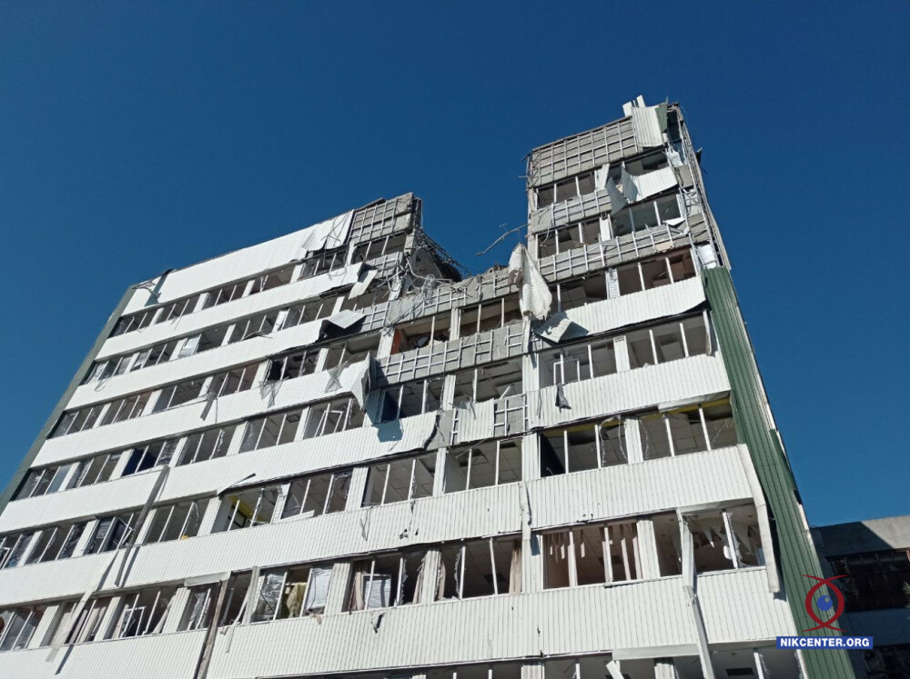 Зруйнована ворожим снарядом будівля