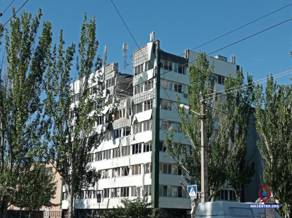 Зруйновані останні 3 поверхи офісної будівлі об'єкта промислової інфраструктури