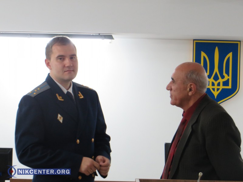 Слева - процессуальный прокурор Андрей Демида, справа - адвокат Лукьяновой Аркадий Киркаян