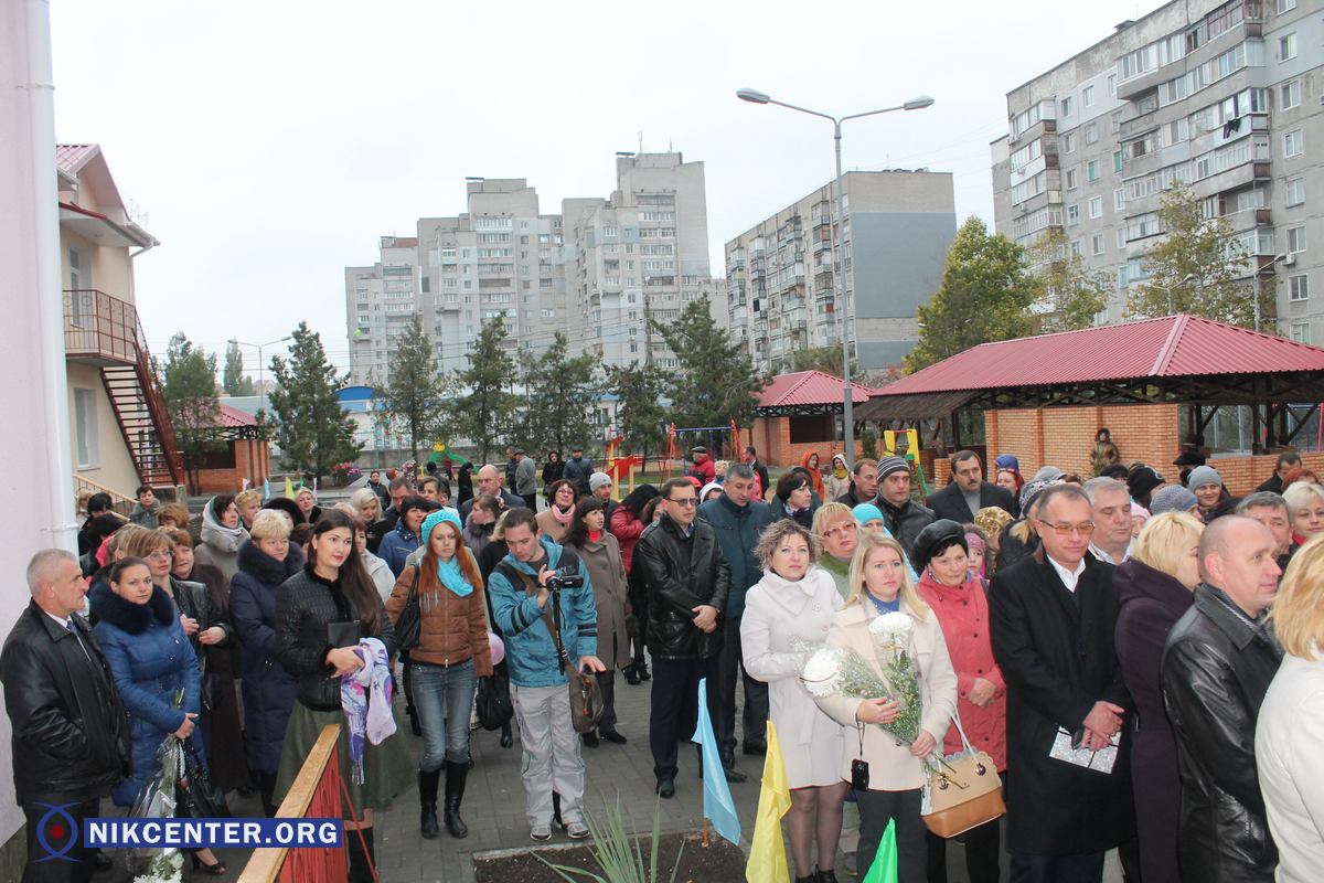 Люди, которые пришли на открытие отремонтированного детского сада