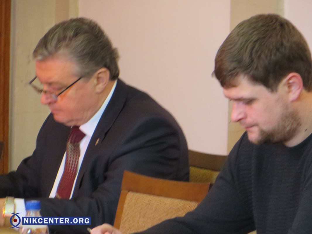 Слева - заместитель мэра Александр Женжеруха