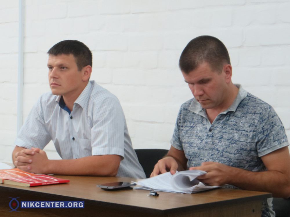 Слева - прокурор Артем Петренко