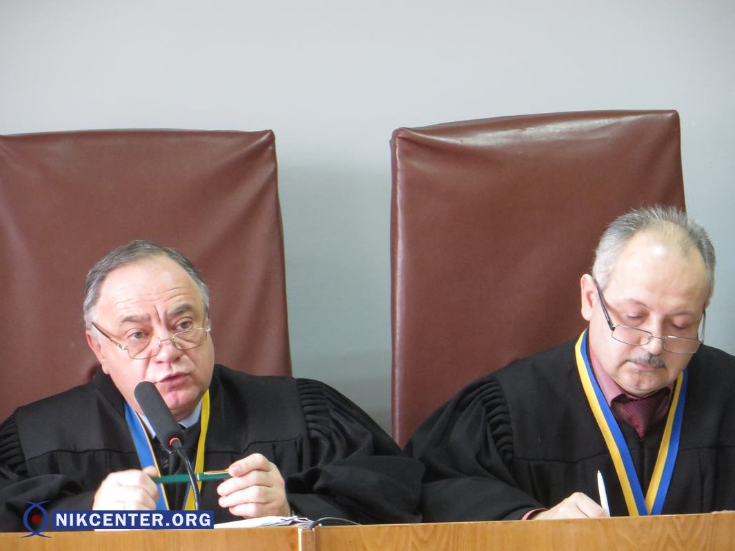 Слева - судья Владимир Царюк