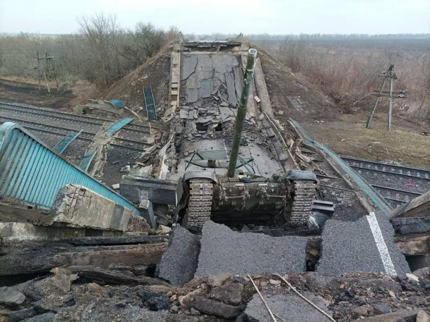 Фото російського танку на калинівському мосту, опубліковане головою Миколаївської ОВА Віталієм Кімом 3 березня 