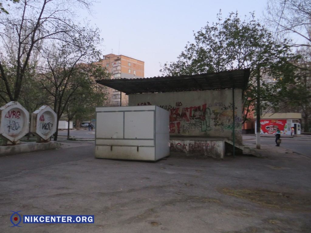 Киоск к приезду Порошенко спрятали во дворе