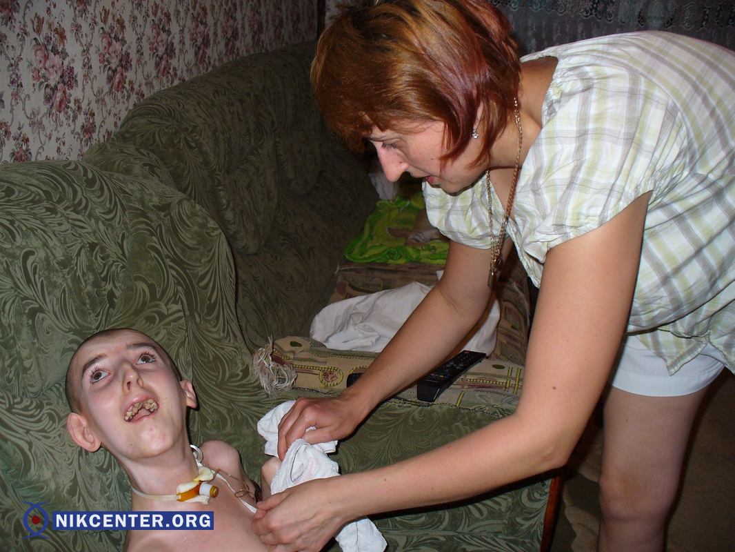 16-летний  Максим болеет ДЦП и не может заснуть из-за громкой музыки