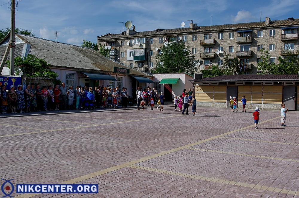 До реконструкции площадь представляла собой ямы и грязь. Теперь тут - стоянка, а по праздничным дням - площадь для выступлений.