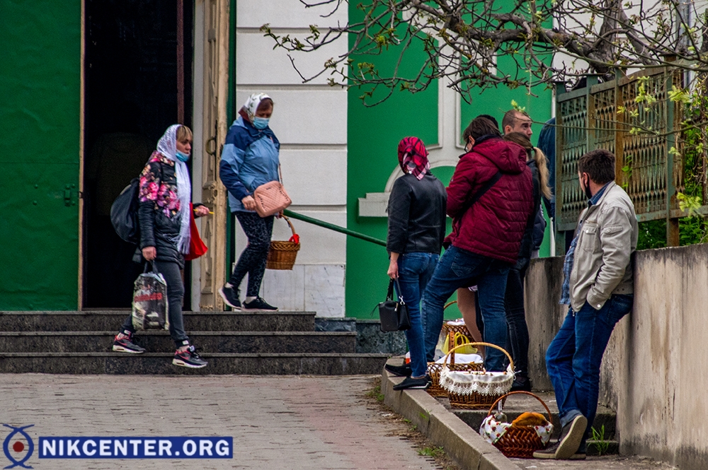 В некоторых храмах прихожане заходили в помещение в порядке очереди, чтоб не создавать большое скопление  внутри