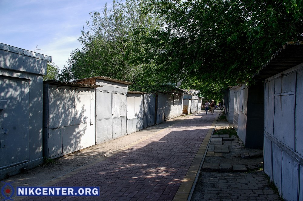 Ранее разбросанные в хаотичном порядке торговые киоски теперь собраны в торговые ряды, к которым проведены плиточные дорожки.