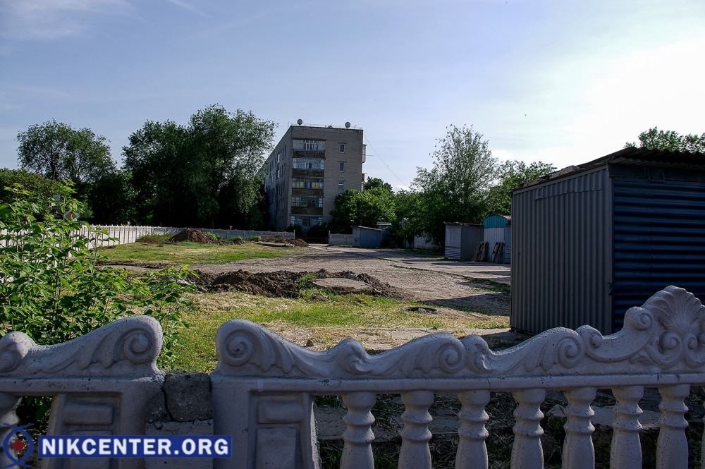 Этот участок земли рядом с рынком еще предстоит приводить в порядок.