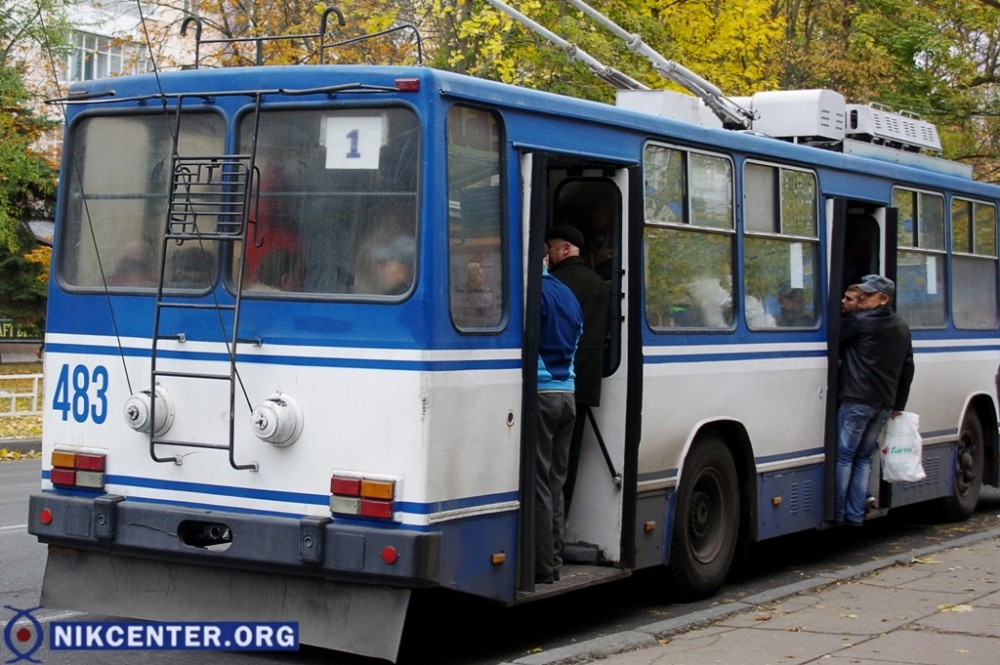 Люди вынуждены висеть на последних ступеньках